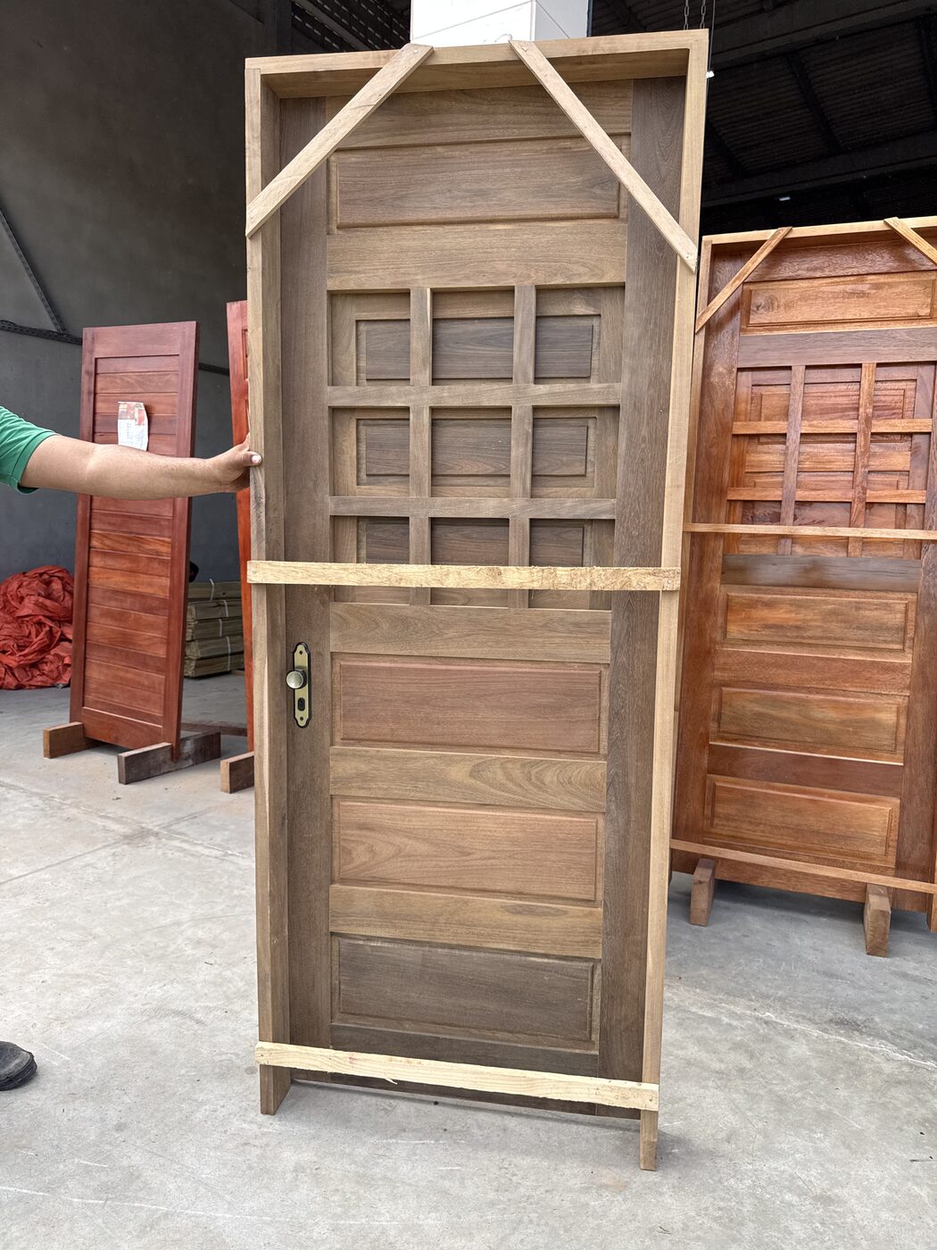 Porta entalhada por mestres marceneiros do Agreste